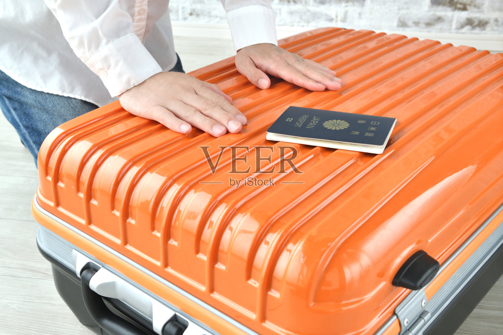 人们在客厅里准备出国旅行照片摄影图片