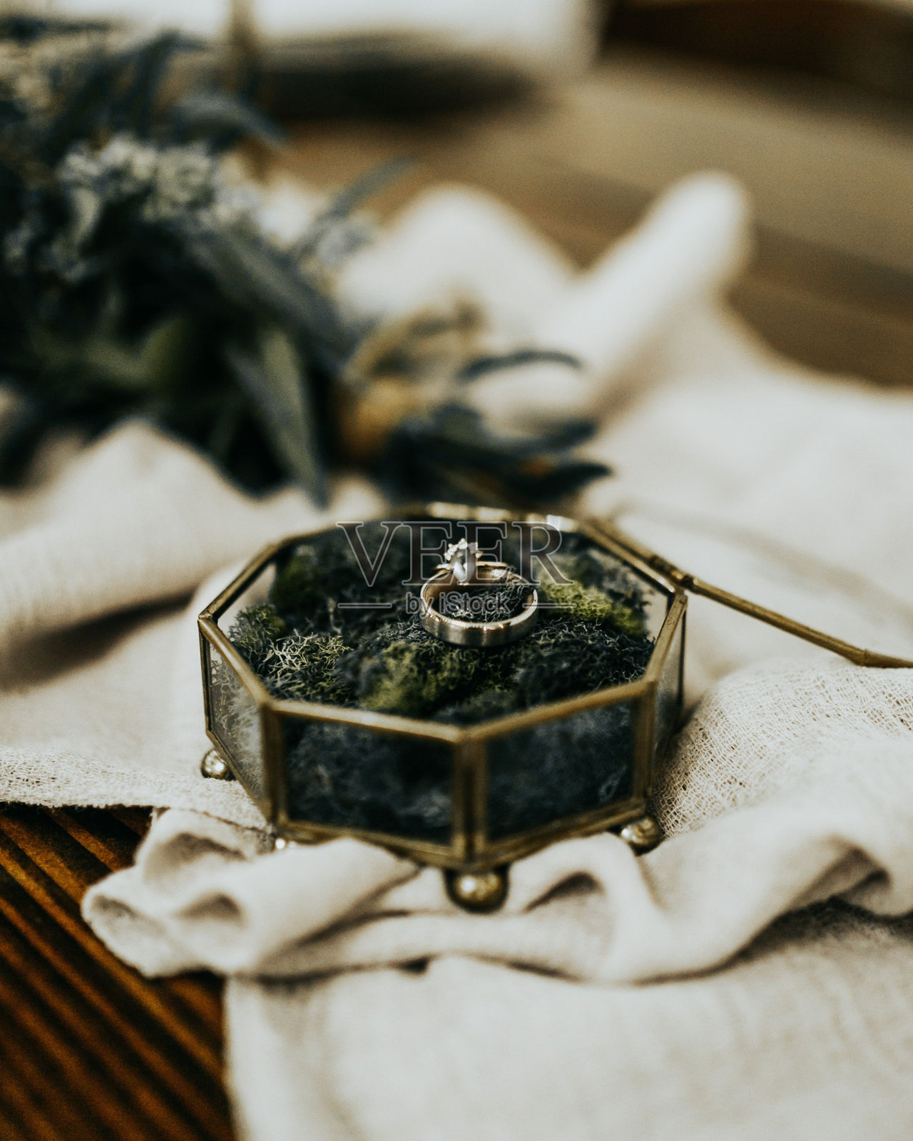 一张桌子上一个带戒指的复古盒子的特写照片摄影图片