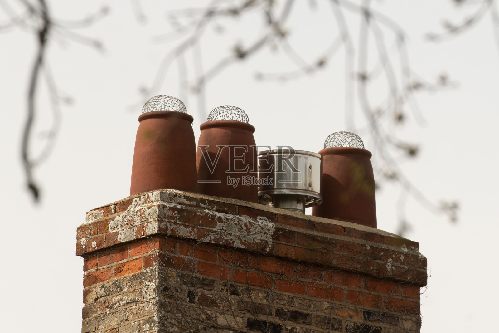 红砖烟囱上有鸟类保护照片摄影图片