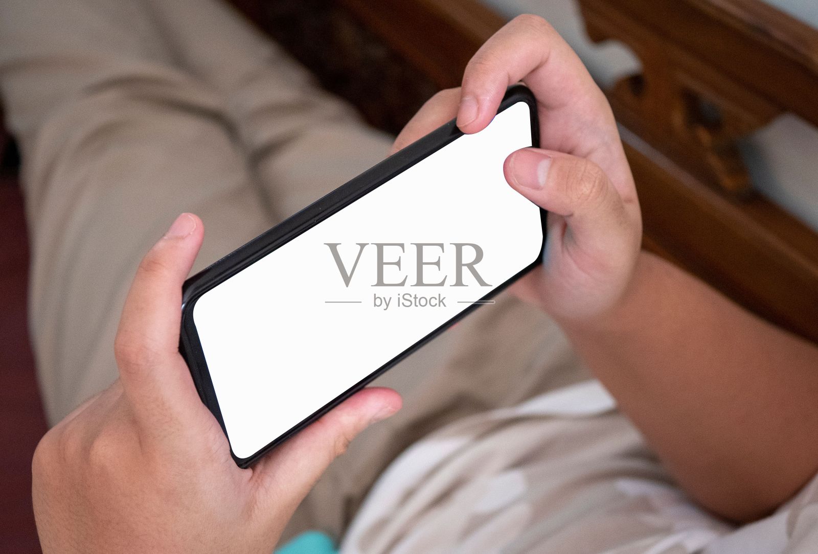 一名男子正在使用空屏幕的手机照片摄影图片