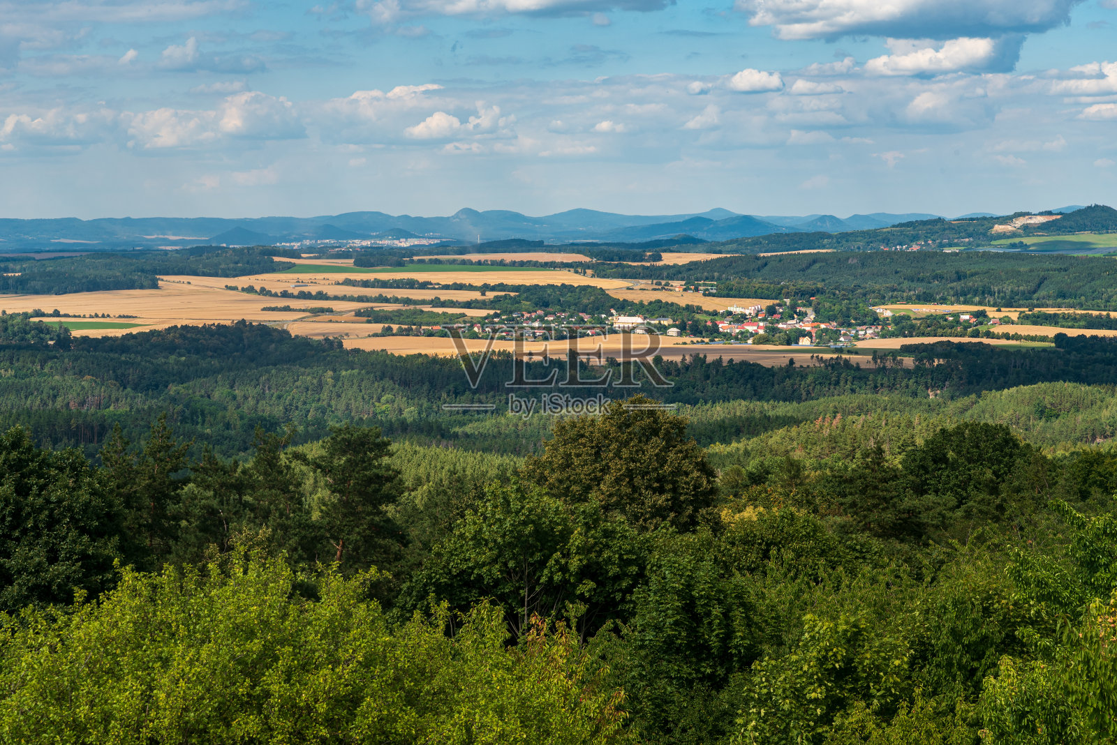 杜巴、捷克利帕和卢萨斯山脉 从解放军内德维齐山 科科任斯科 - 捷克马丘夫克拉伊照片摄影图片
