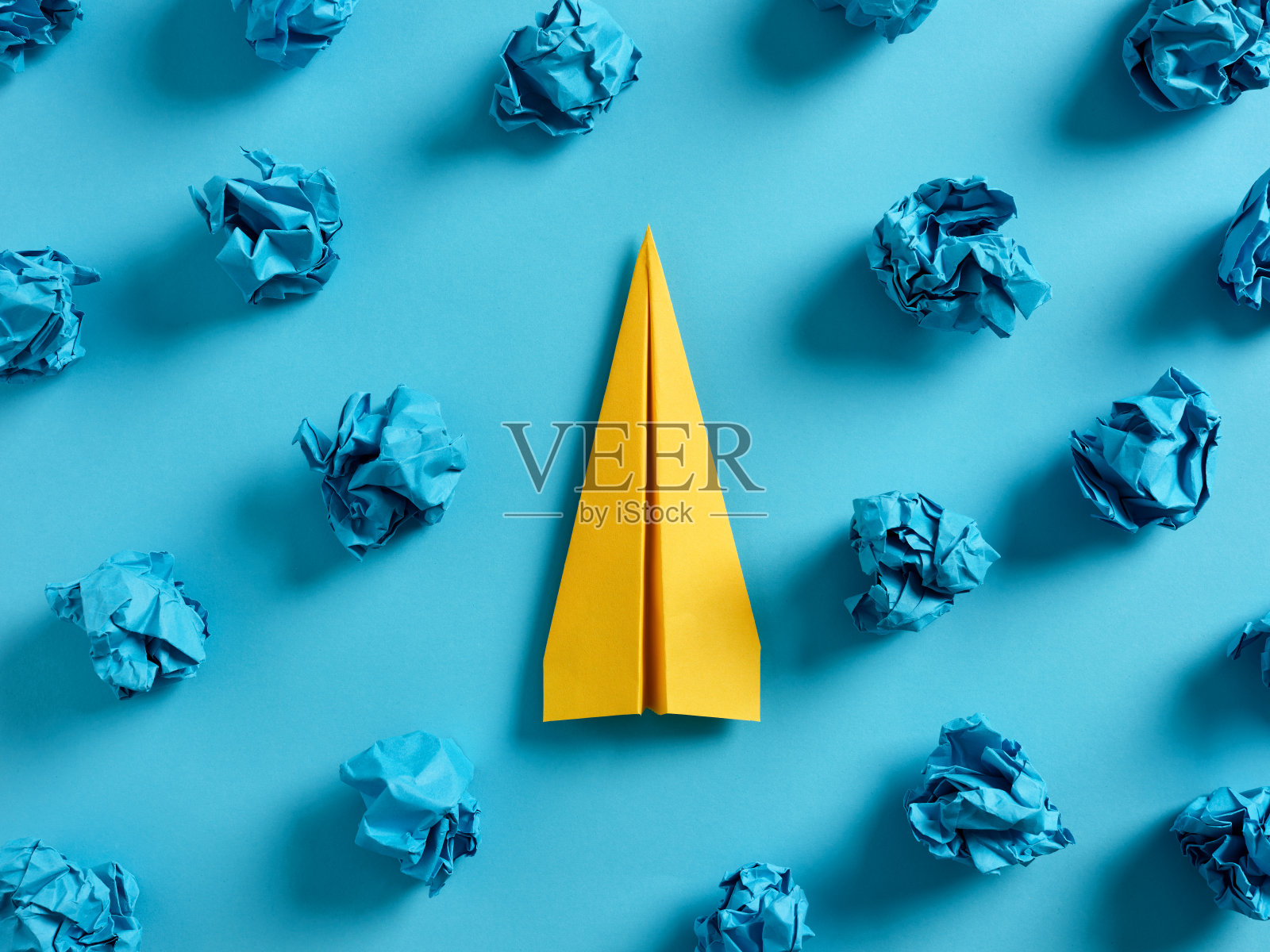 找到一个好的商业点子。头脑风暴来寻找创意。绝妙想法的执行或实施。照片摄影图片