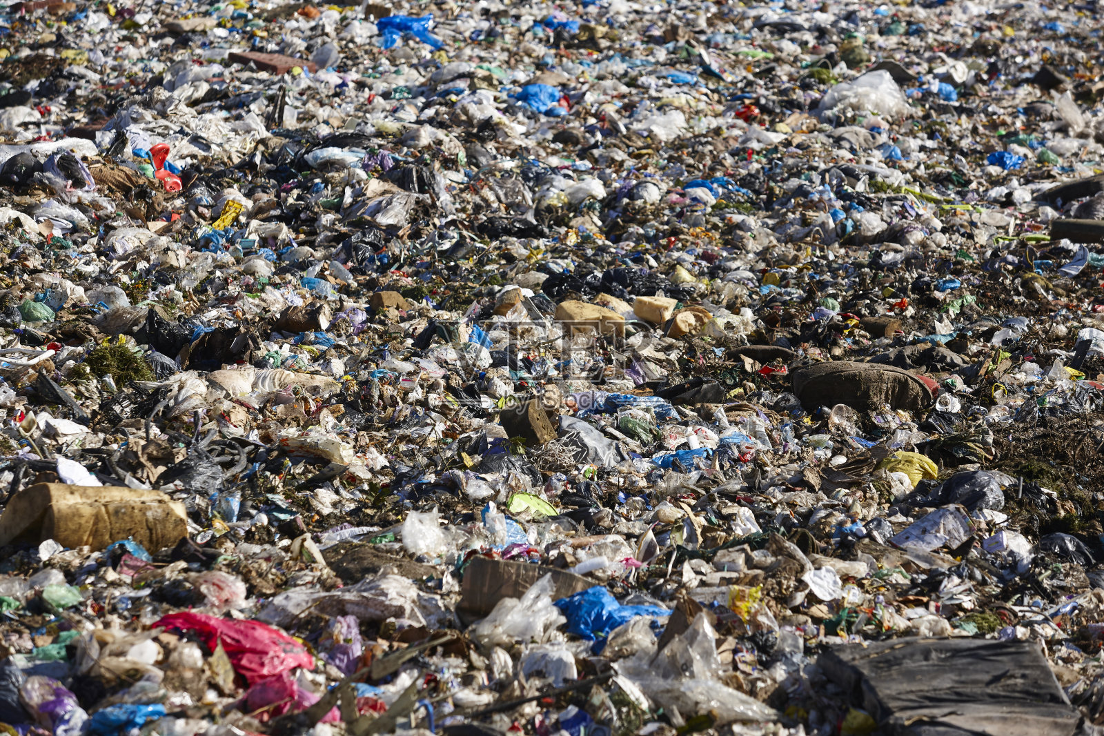 露天垃圾场。塑料垃圾污染。全球变暖。气候照片摄影图片