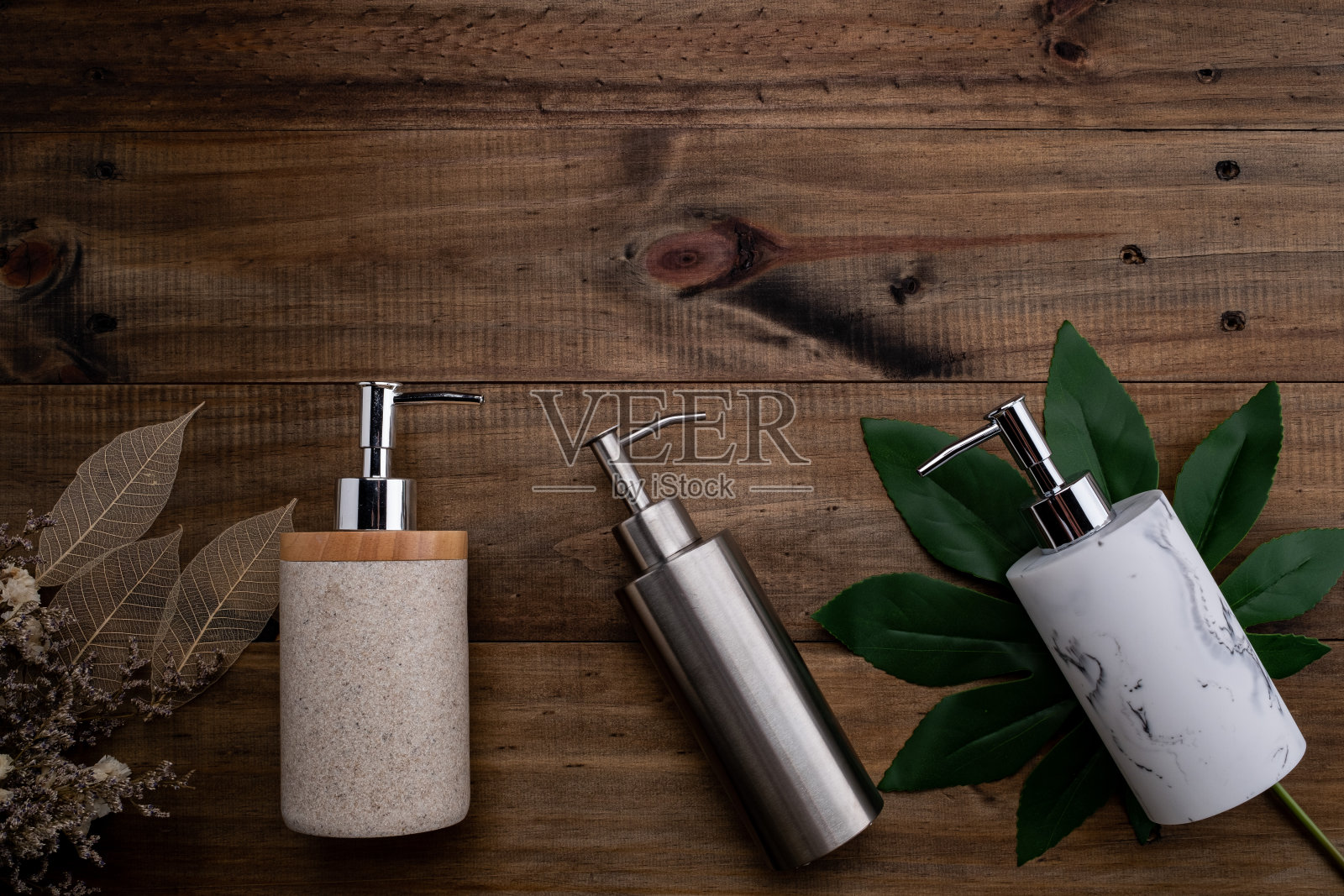 天然化妆品瓶身容器上有木质背景、空瓶、天然美容护肤品、美容产品概念照片摄影图片