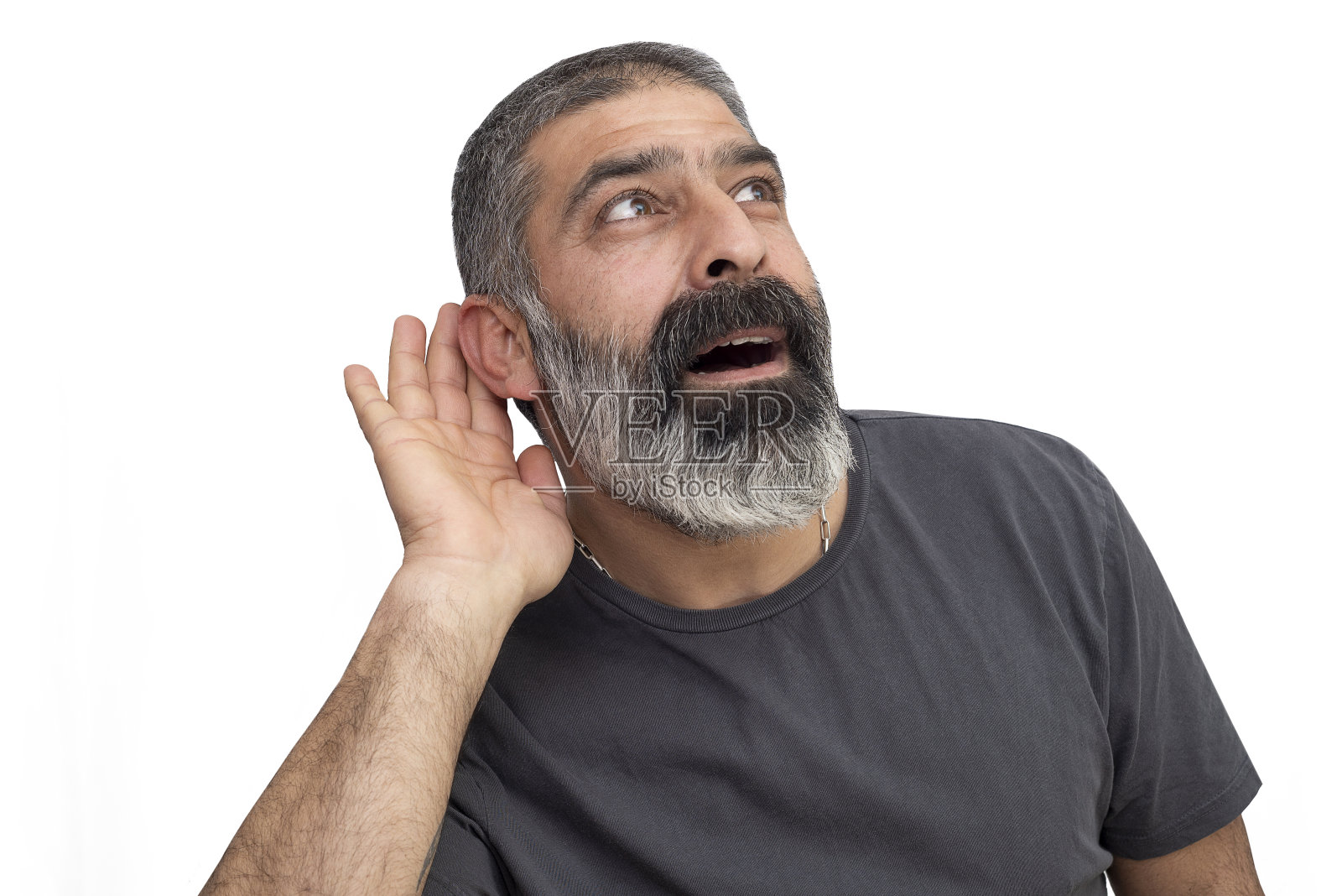 特写肖像，好奇，感兴趣，愉快，有趣，惊奇，高兴，惊讶，成熟的男人握着手靠近耳朵，试图听到的信息孤立在白色。照片摄影图片