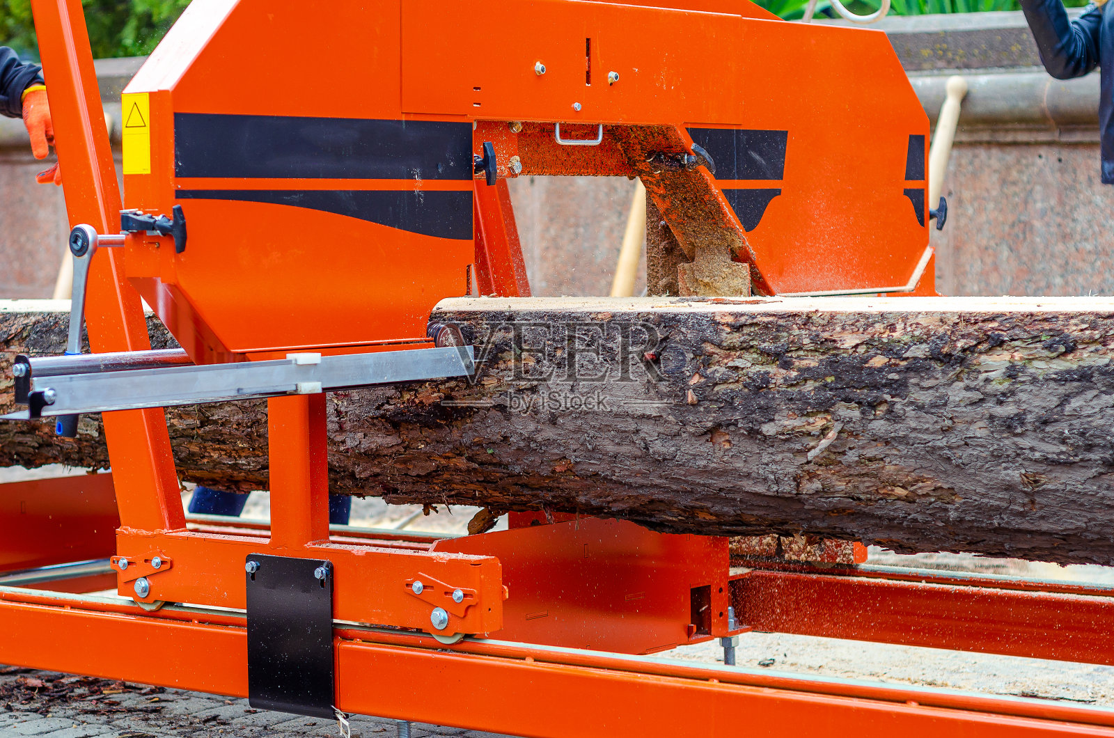 移动式锯木厂切割木板照片摄影图片