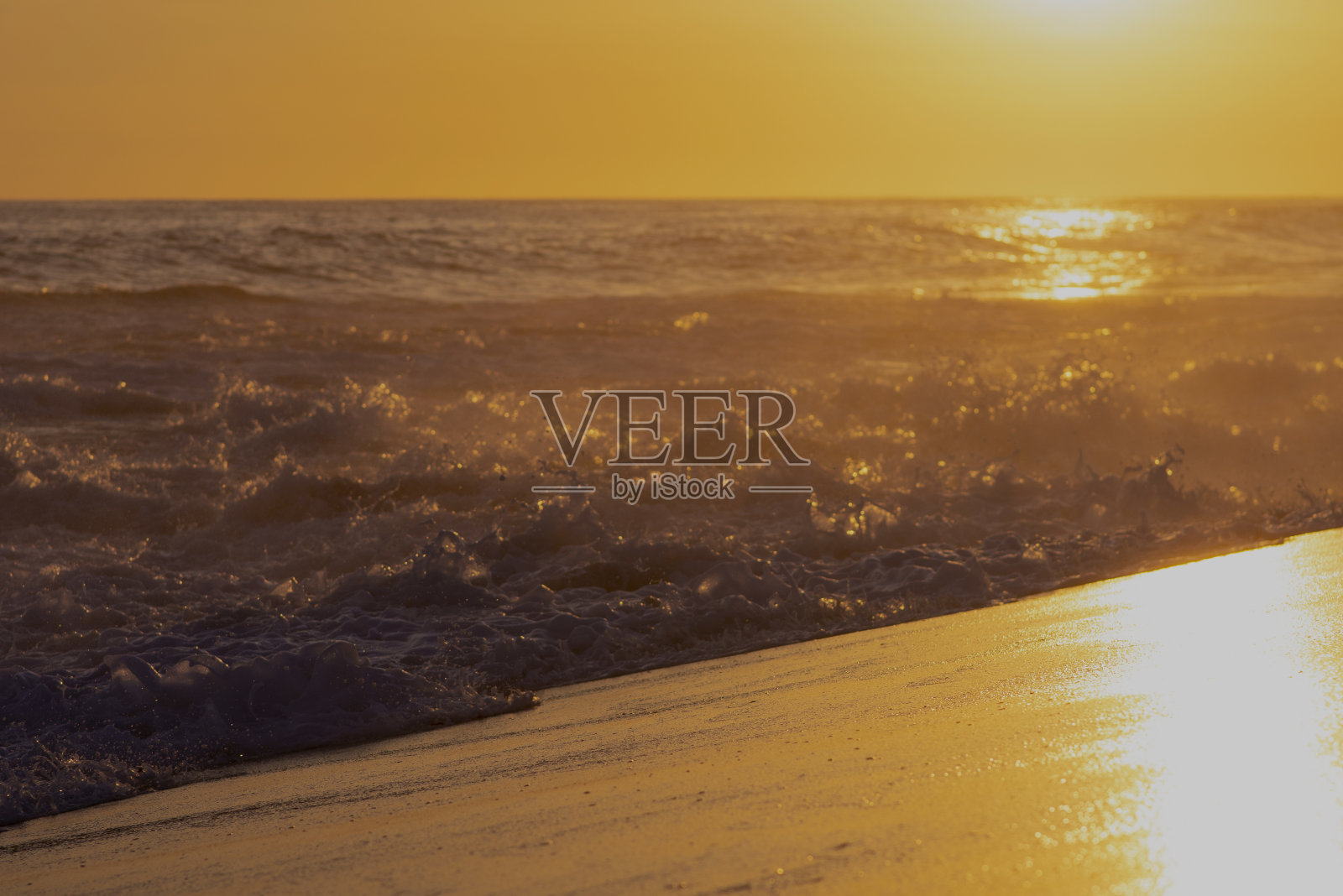 热带海滩上的日落照片摄影图片