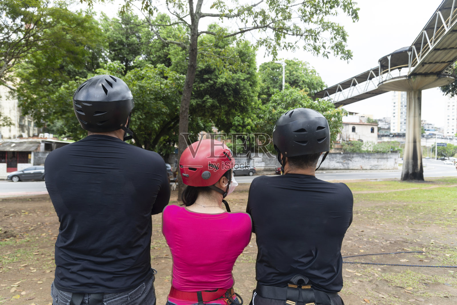 正在进行绳降练习的绳降者照片摄影图片