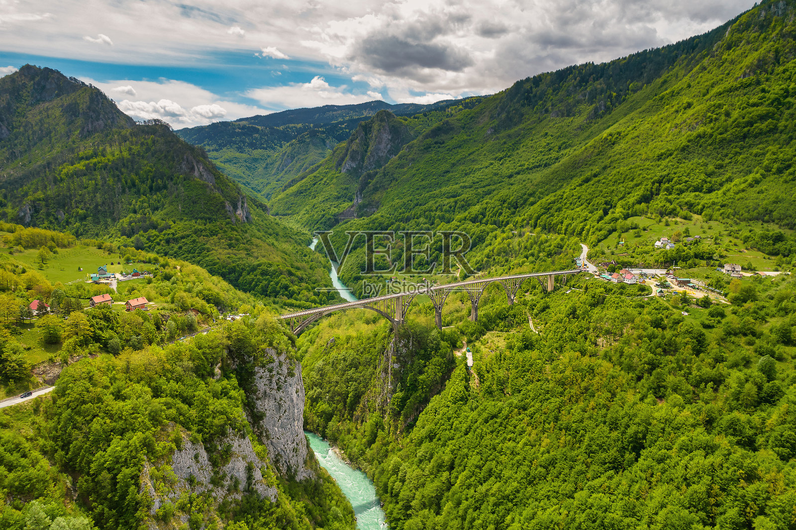 Djurdjevica桥的鸟瞰图照片摄影图片
