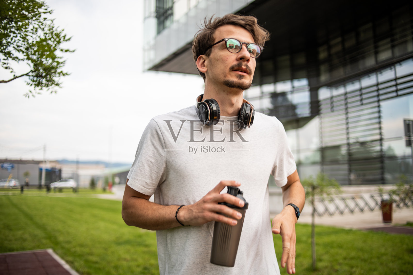 我每天早上都从户外训练开始。照片摄影图片