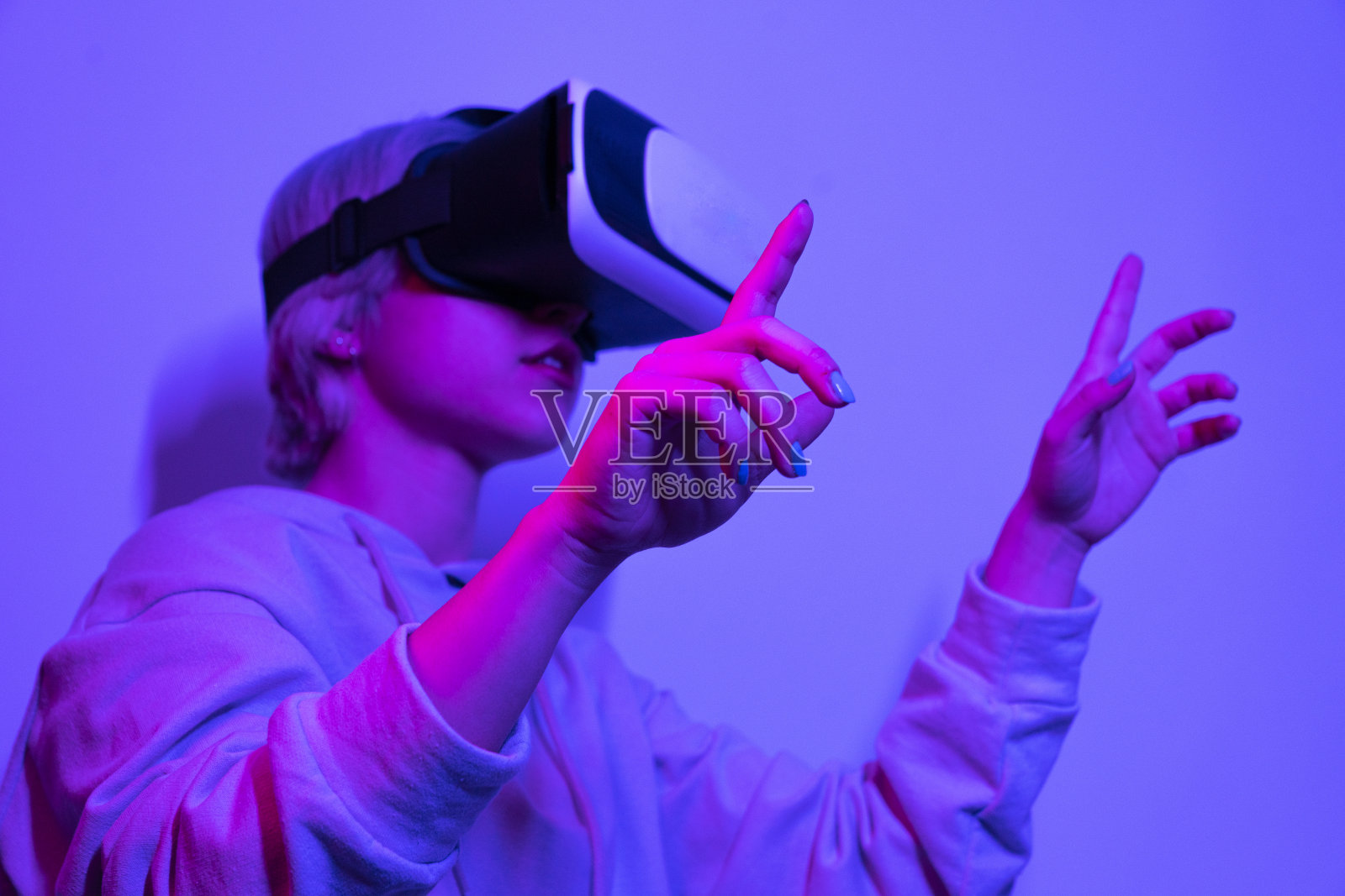 虚拟现实的概念。特写工作室肖像微笑的年轻女子在VR眼镜照片摄影图片