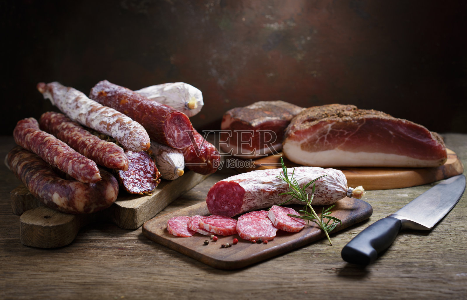 各种腊肠，培根和香肠照片摄影图片