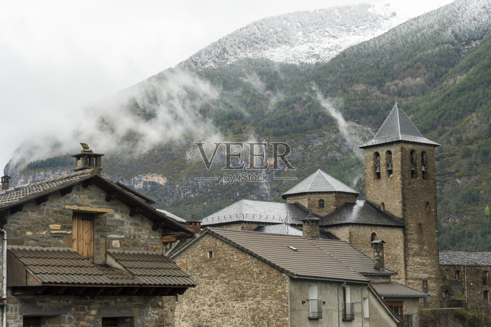 托拉村，奥德萨国家公园的大门在比利牛斯，靠近西班牙和法国的边界。照片摄影图片