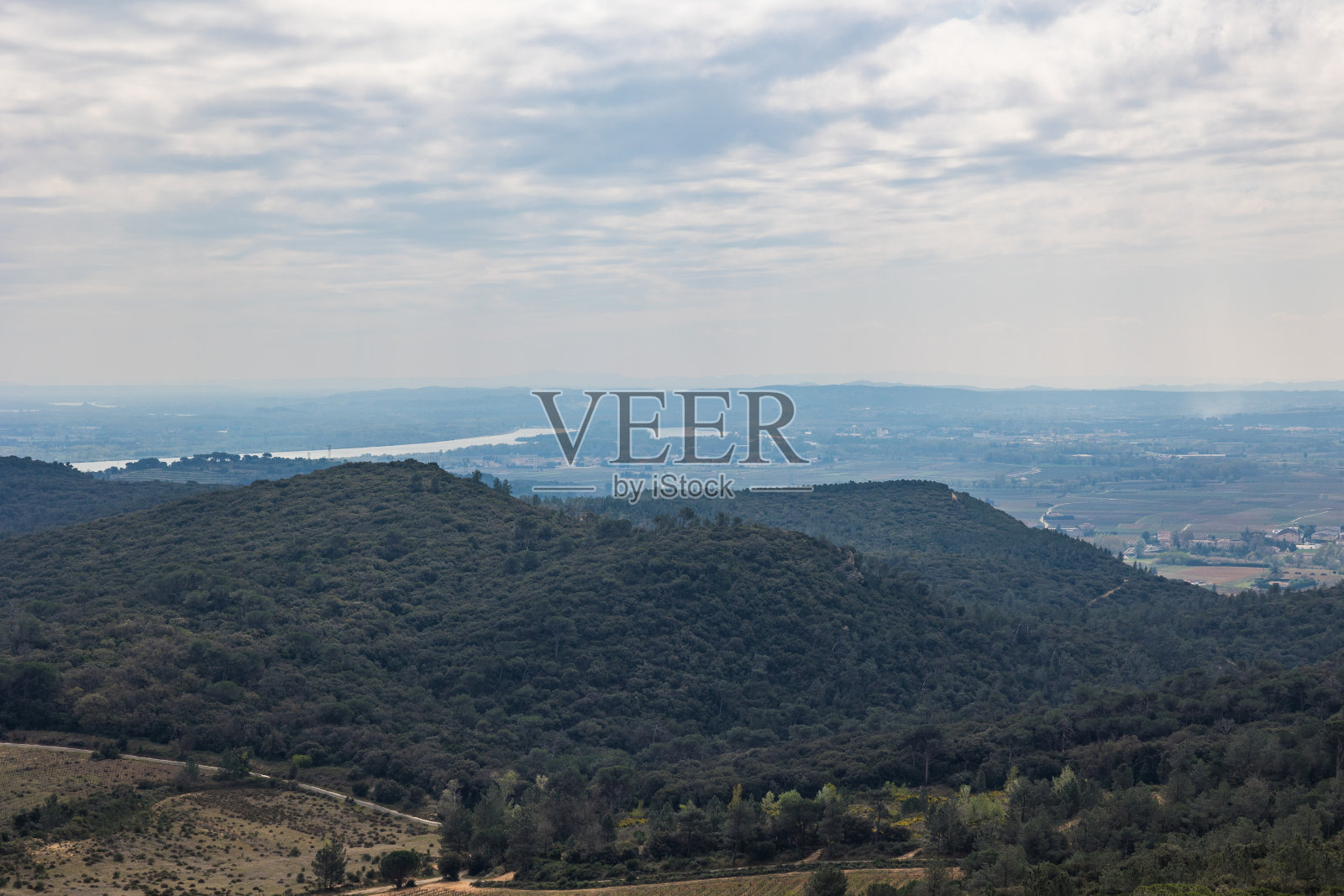 从Gicon城堡眺望Rhône山谷(奥西塔尼，法国)照片摄影图片