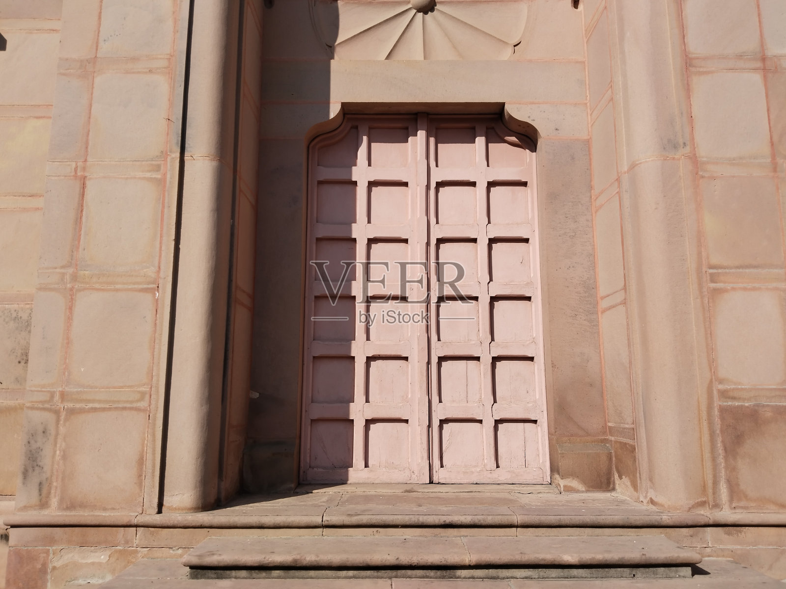 印度瓦拉纳西佛教寺庙的木门，上面有法度标志照片摄影图片