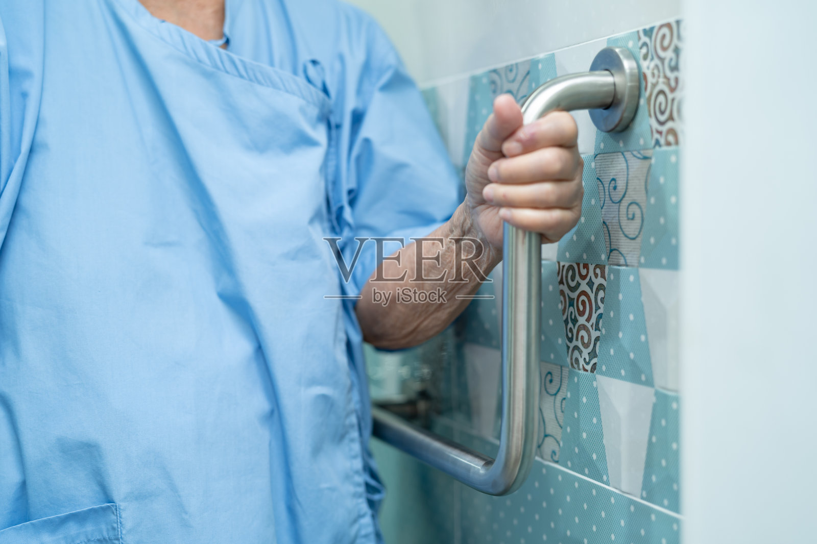 亚洲老年或老年妇女病人使用厕所浴室处理安全在护理医院病房，健康强烈的医疗理念。照片摄影图片