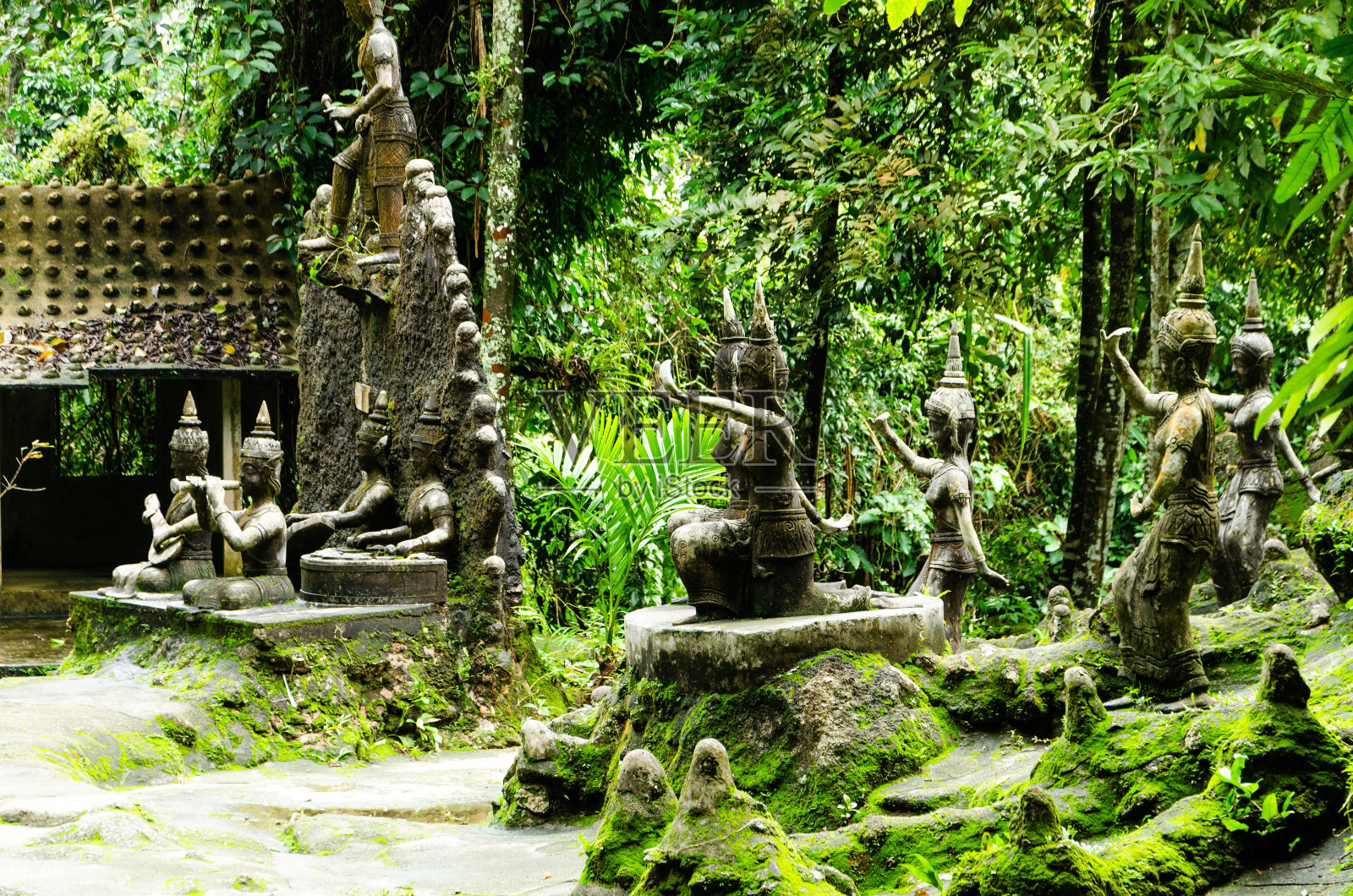 垂直拍摄的古代佛教僧侣人物的石头照片摄影图片