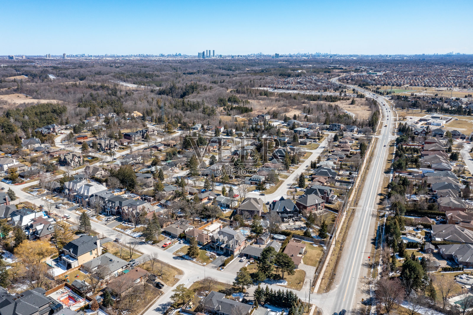 鸟瞰图克莱恩堡镇和伊斯灵顿大道，沃恩，加拿大照片摄影图片