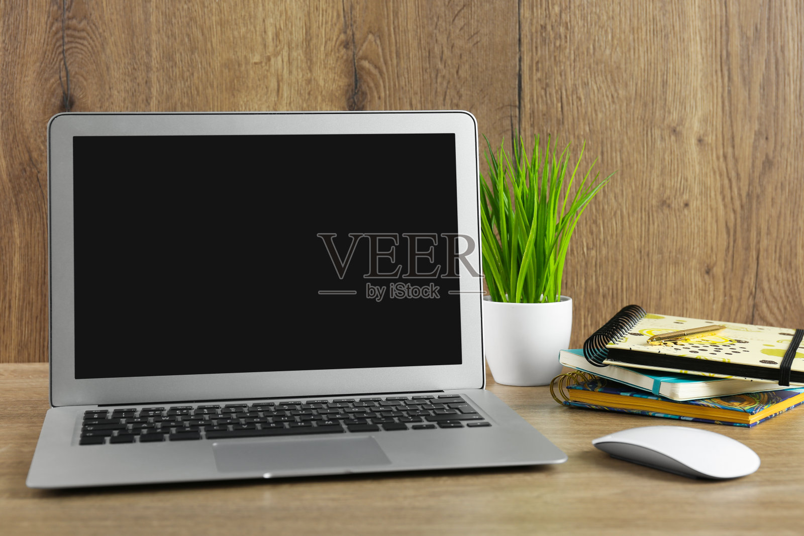现代笔记本电脑和办公用品的木桌。远程学习照片摄影图片