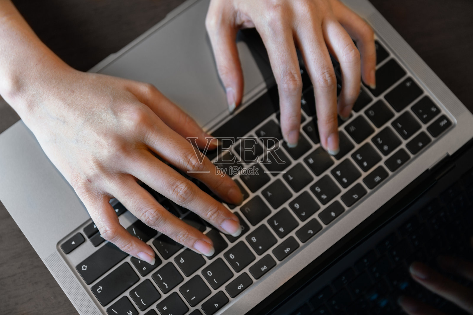 在技术在线连接业务工作期间，女商人的笔记本电脑上的近距离手动打字键盘，用于教育和学习商业概念照片摄影图片