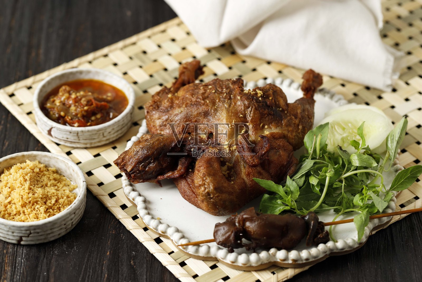 油炸鸭或Bebek Goreng，印尼传统菜肴，由油炸鸭与香料制成照片摄影图片