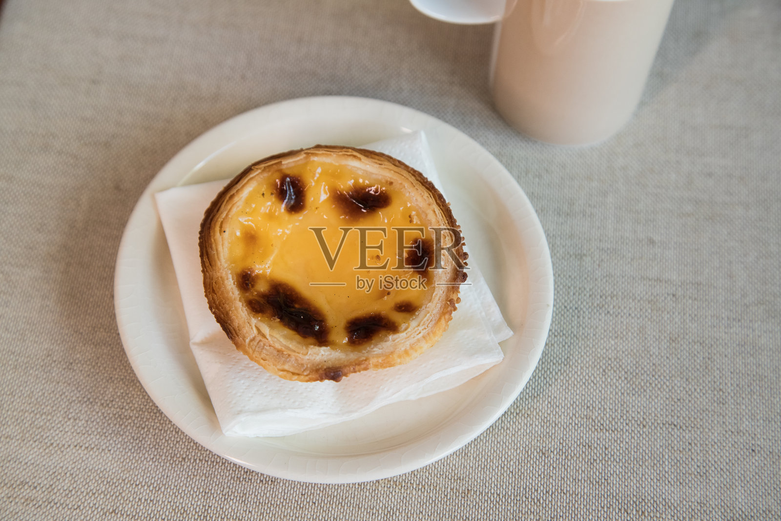 pstel de Nata，葡萄牙传统甜食。松脆的酥皮馅饼和用鸡蛋做成的奶油。常与咖啡搭配品尝。俯视图照片摄影图片