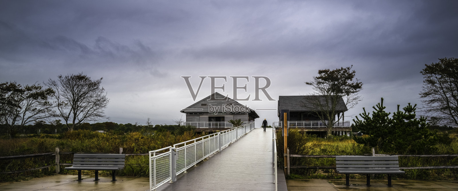 海滩入口木板路在一个阴雨天康涅狄格州纽黑文照片摄影图片