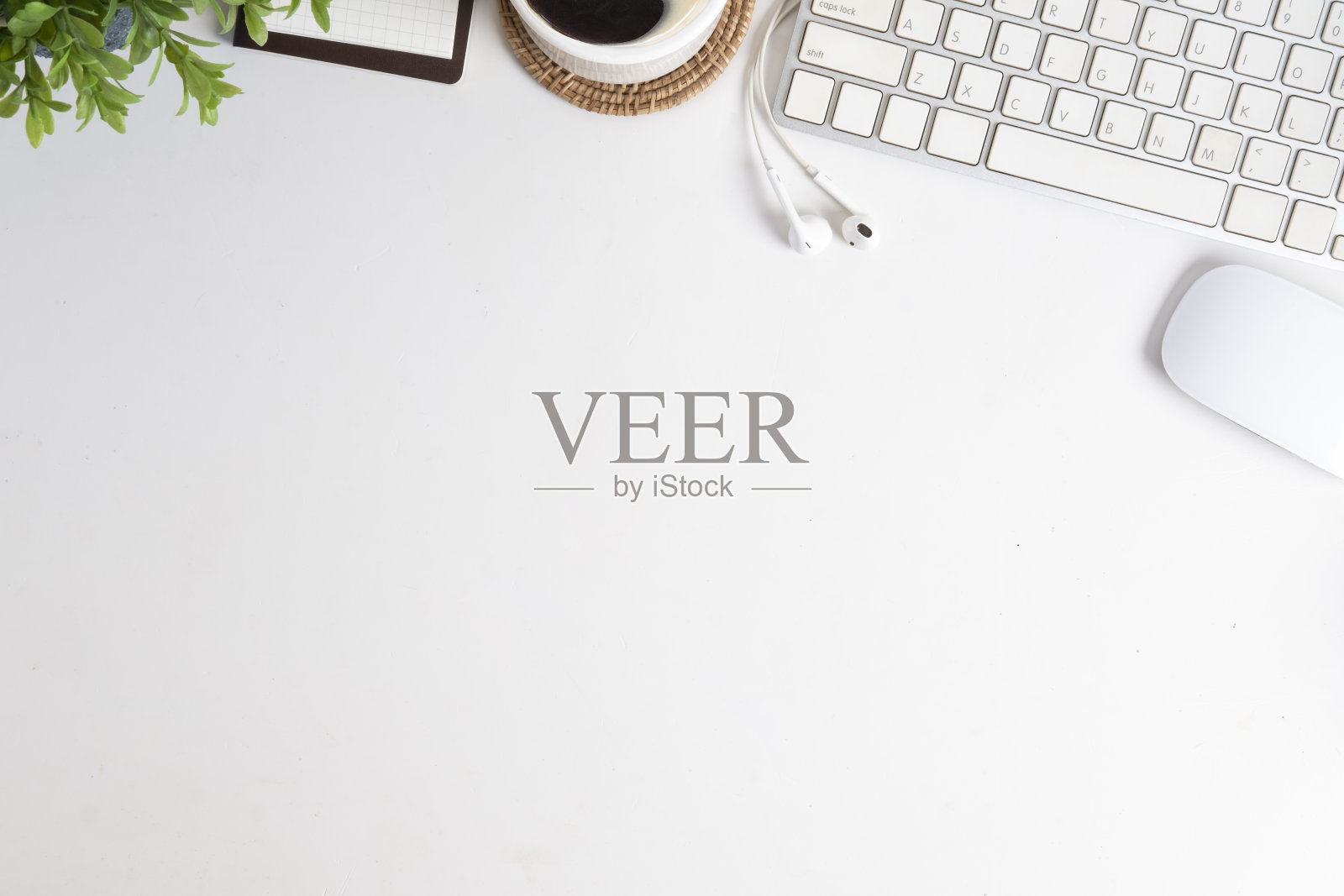 顶视图白色办公桌，键盘，盆栽，咖啡杯和笔记本。复制文本空间。照片摄影图片