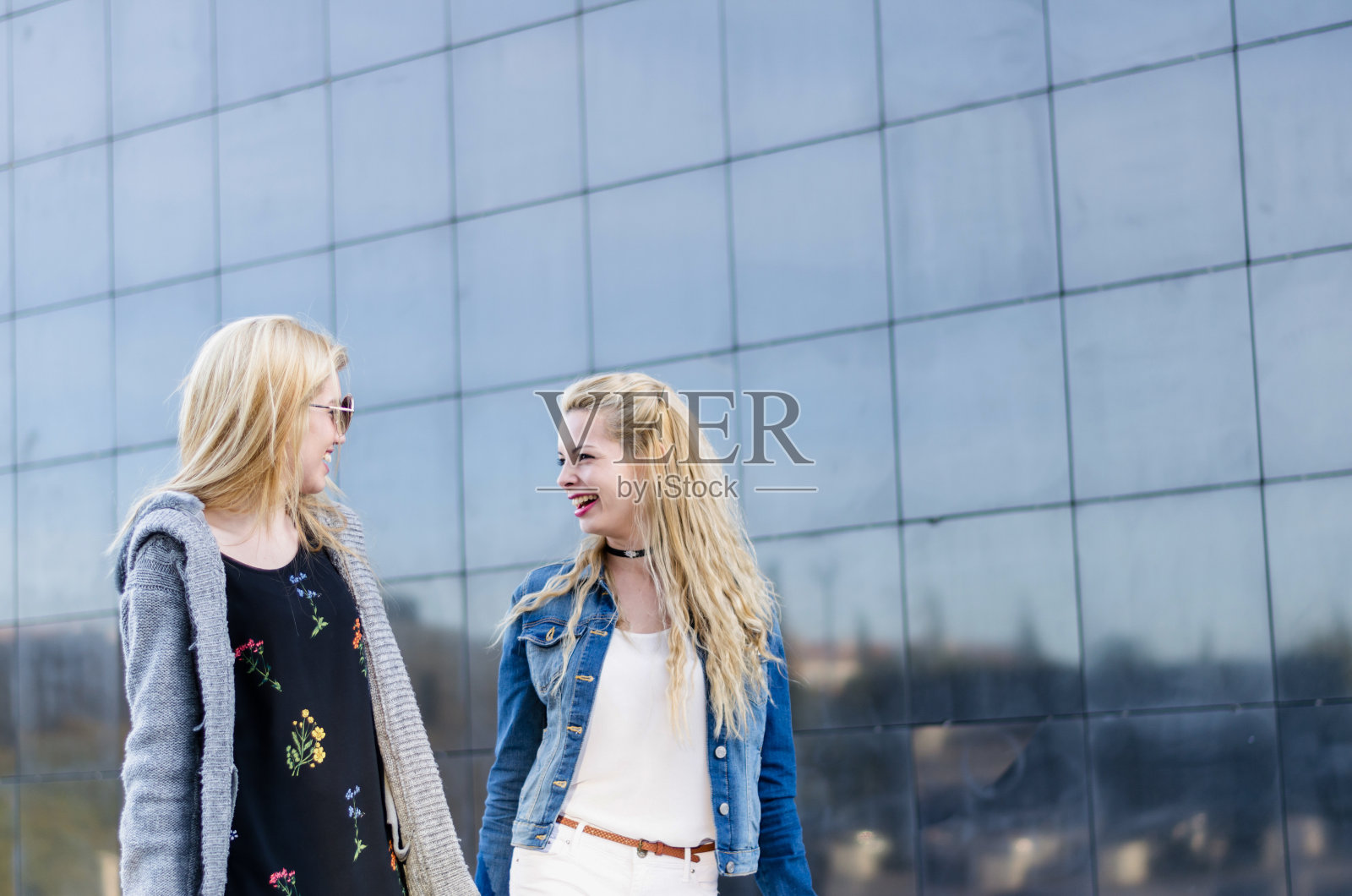 两个女性朋友在户外购物中心购物照片摄影图片