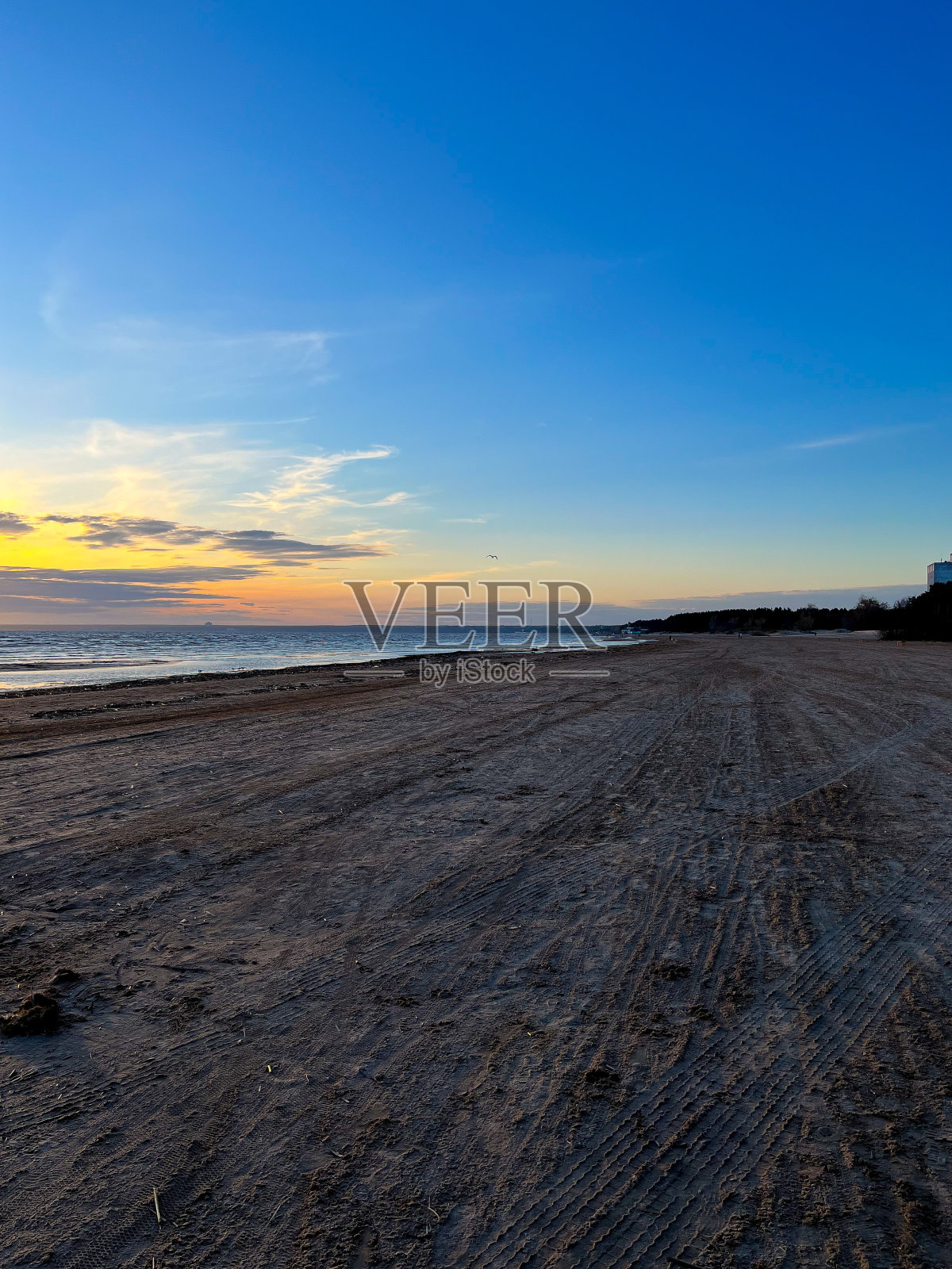 空旷海滩上的日落照片摄影图片