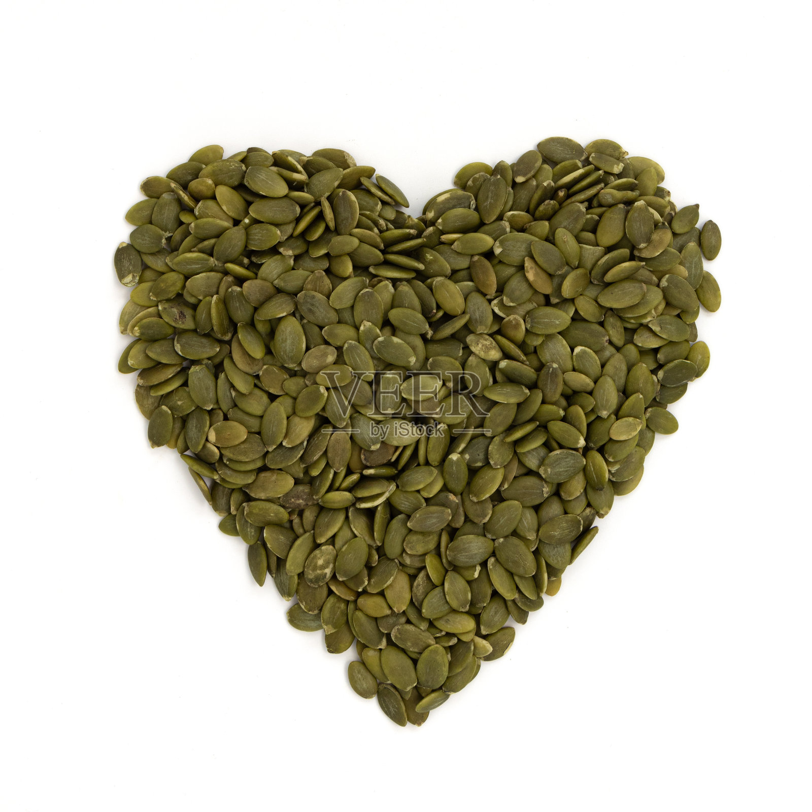 绿色南瓜籽的心孤立在白色背景上照片摄影图片