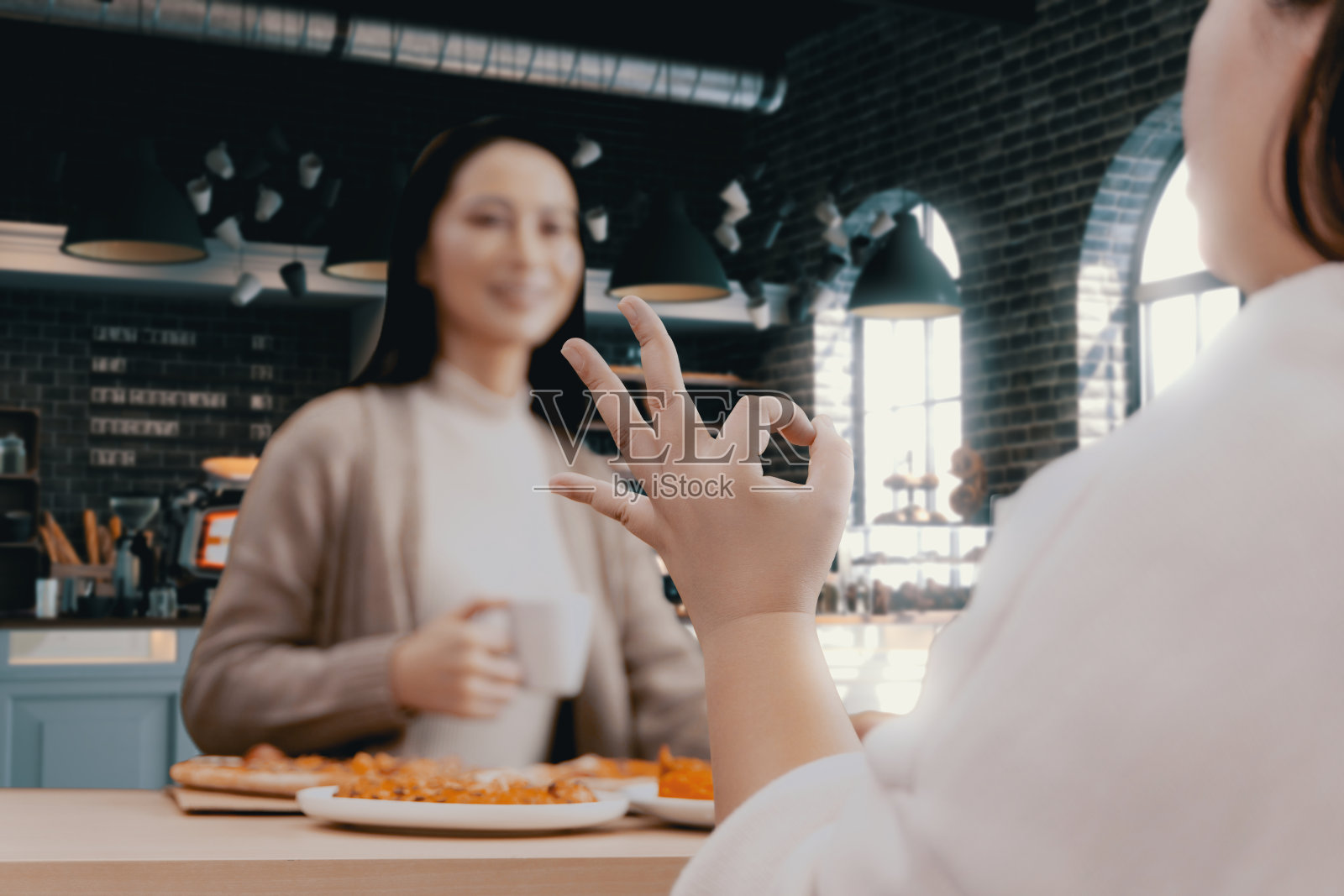 女性手握一片披萨照片摄影图片