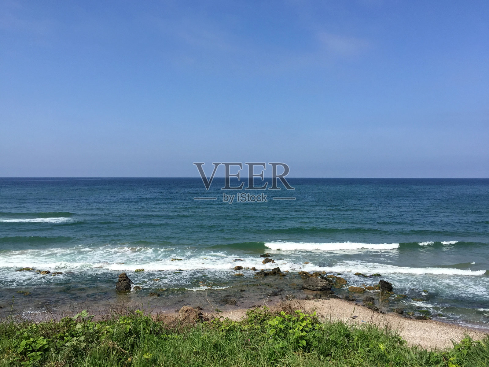 天空晴朗的海景照片摄影图片