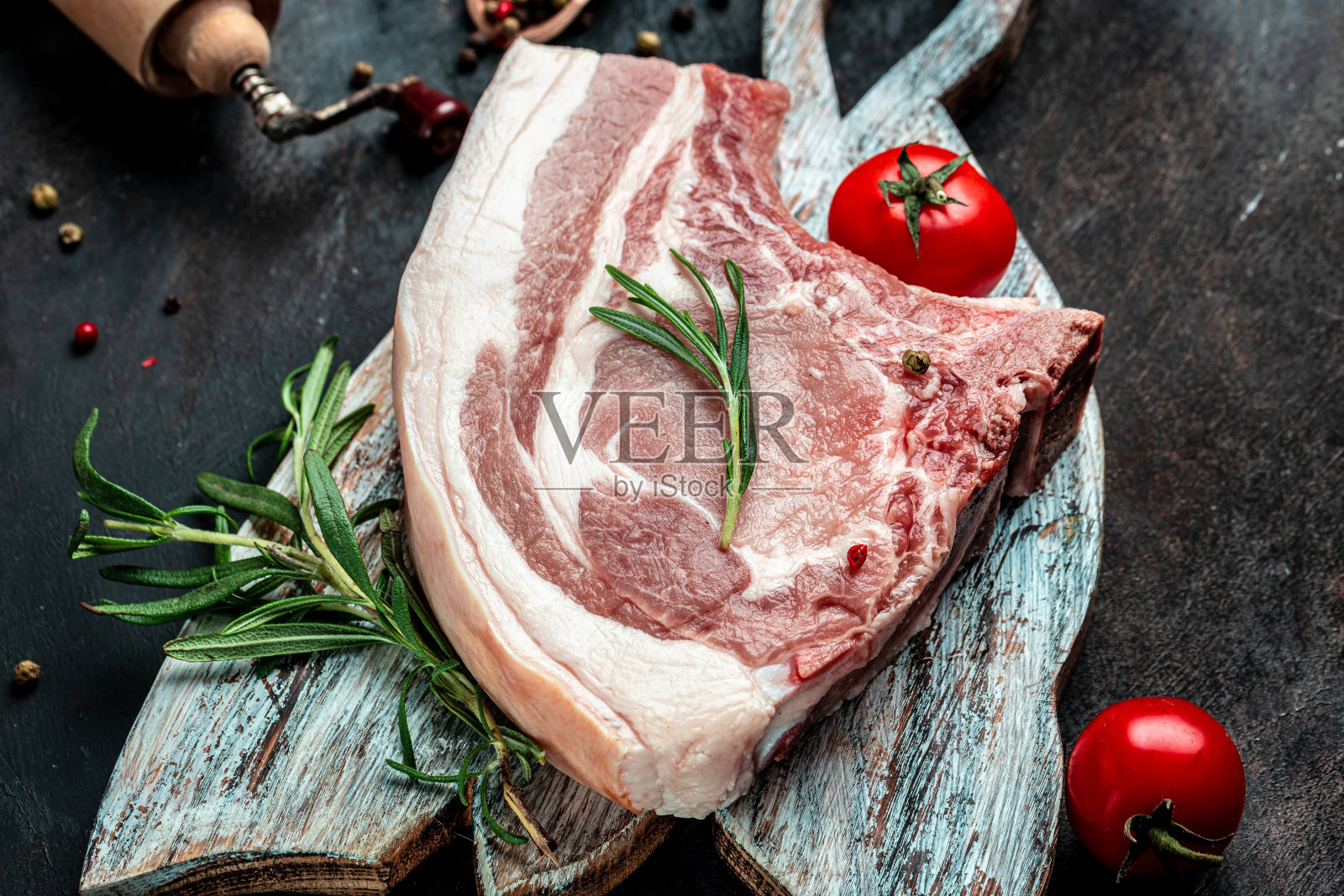 黑色背景上的生猪排。有机食品。横幅，菜单，食谱文本的地方照片摄影图片