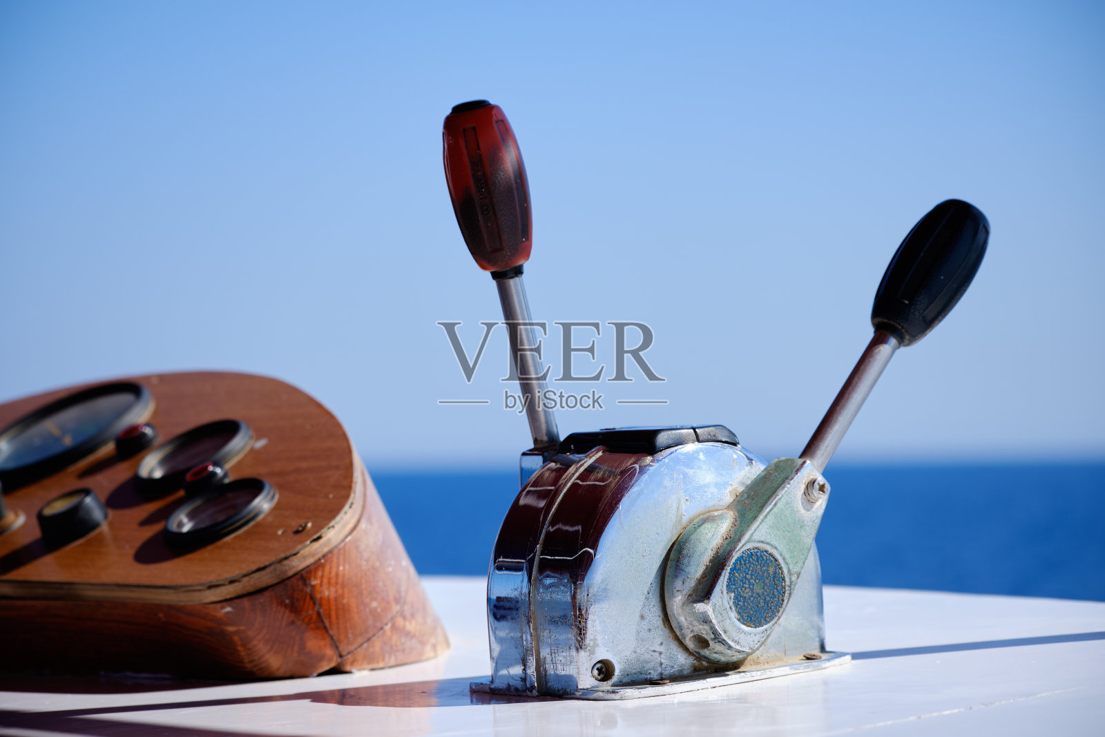 近距离控制游艇和视野开阔的大海或海洋照片摄影图片