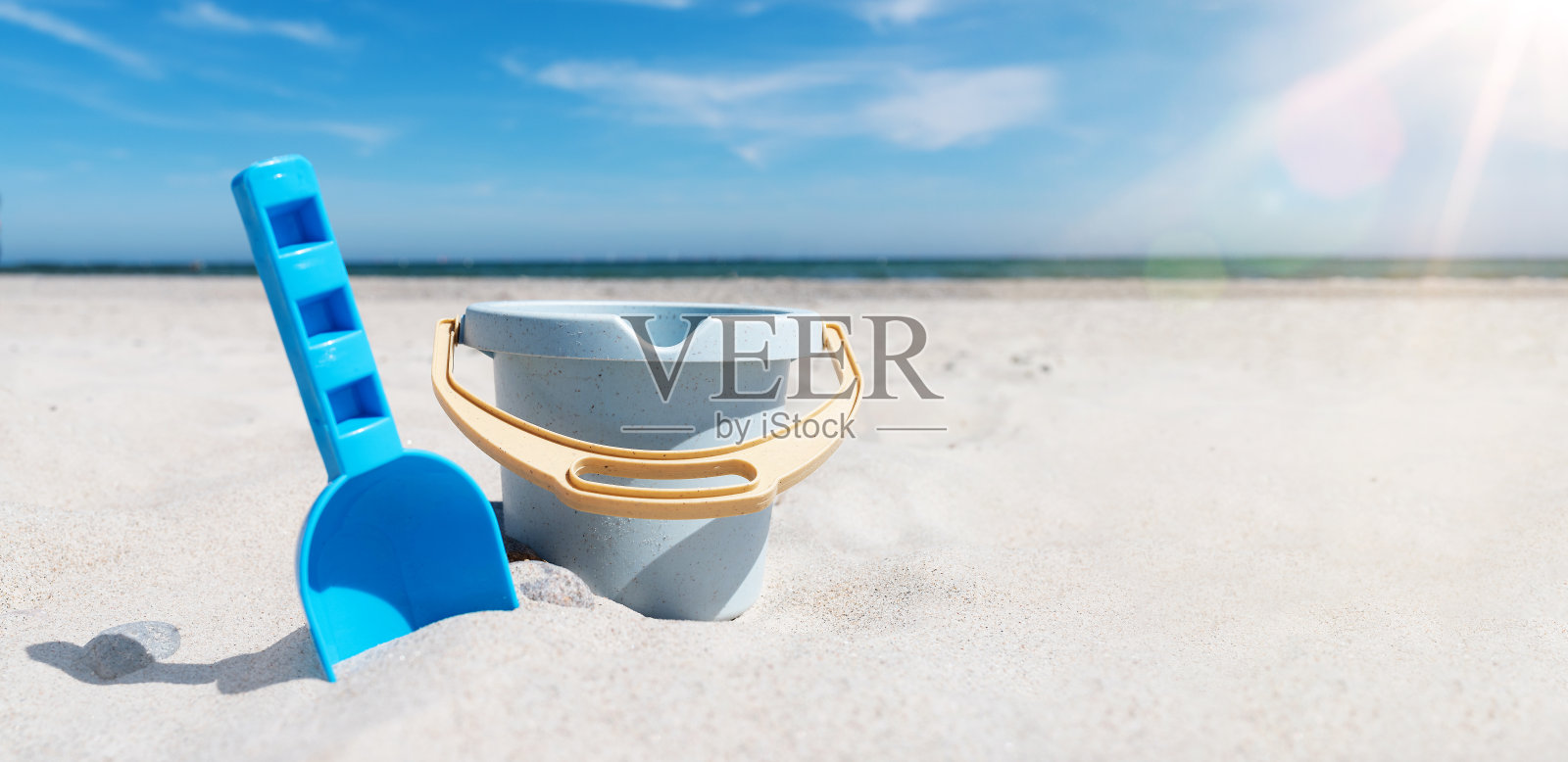 特写的玩具桶和铲子在沙滩上照片摄影图片
