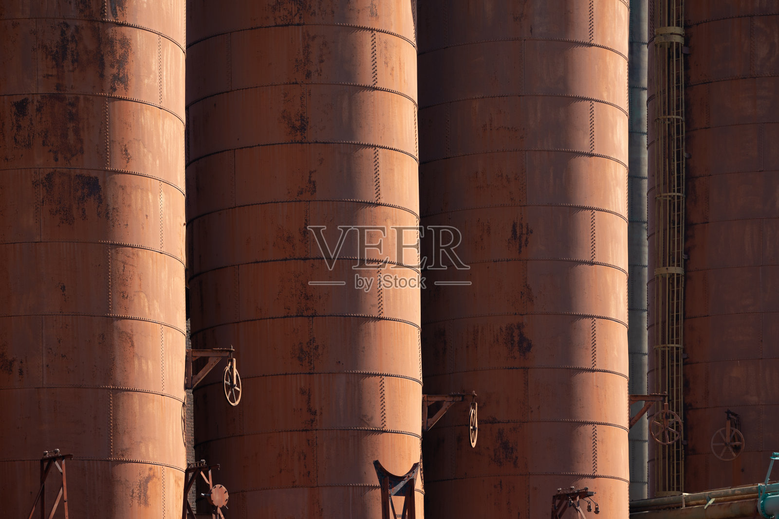 筒仓的坦克照片摄影图片