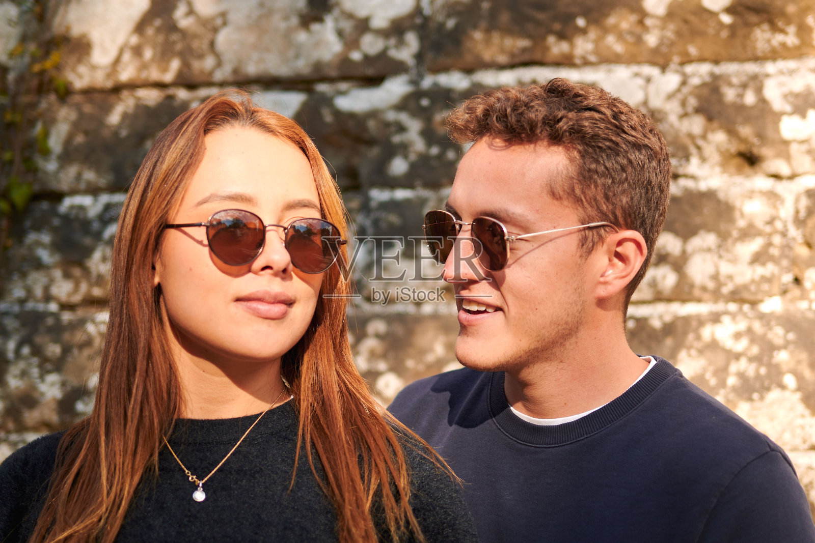 在模糊的背景下，一对白人夫妇的特写照片摄影图片