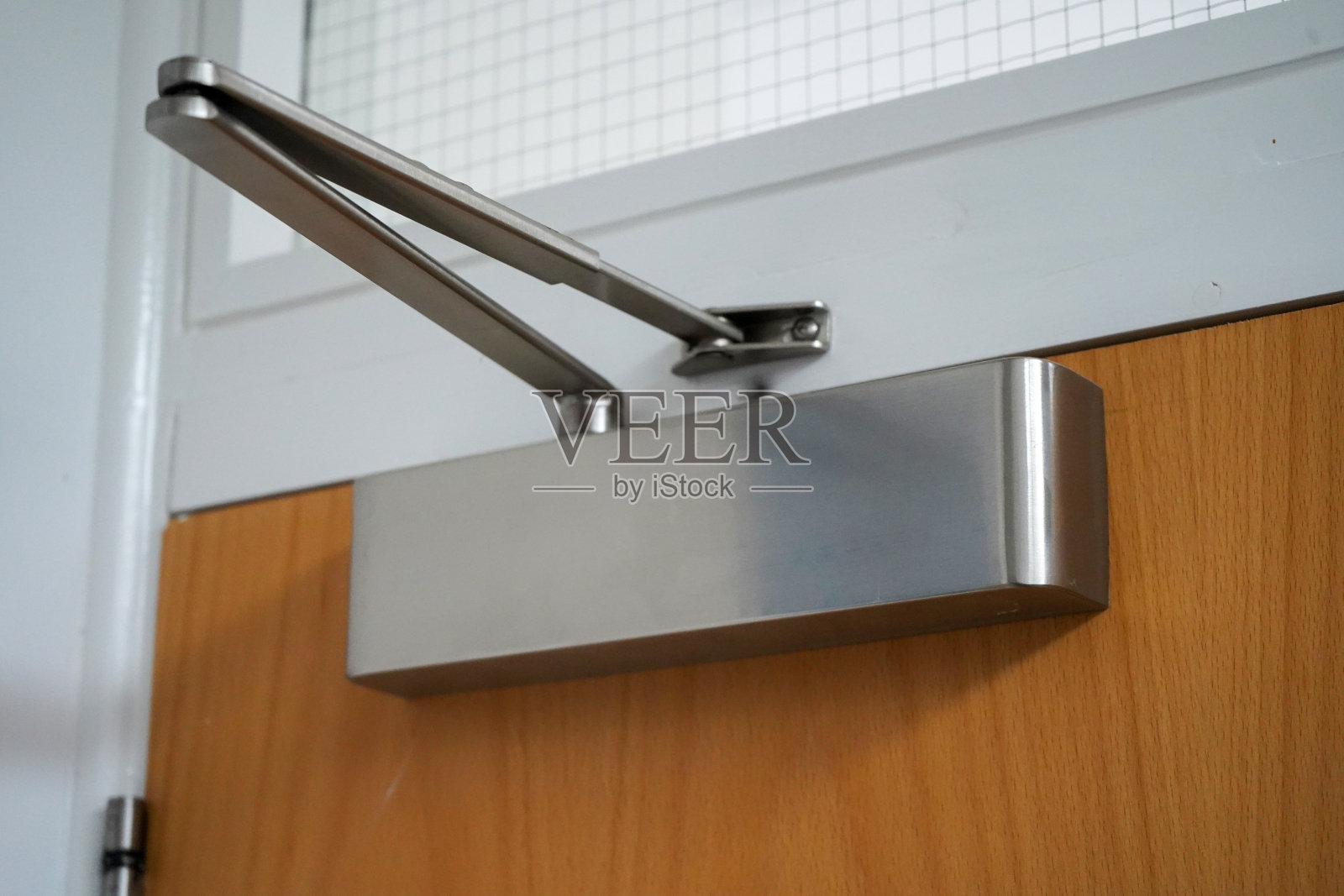 关上一个自动关门器照片摄影图片