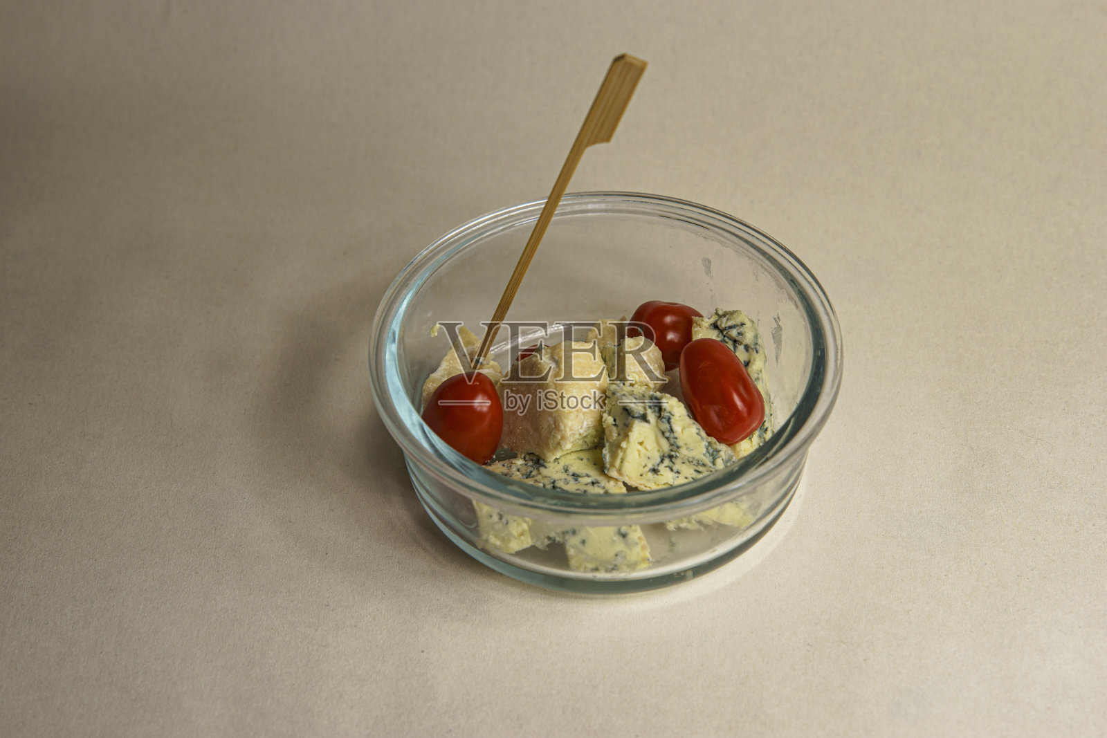 蓝纹奶酪和圣女果照片摄影图片