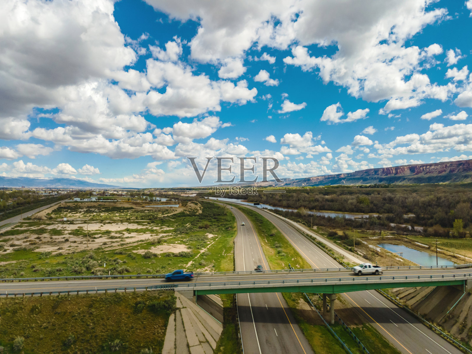 农村立交桥交通无人机的车辆和半卡车驾驶在70号州际公路和美国西部立交桥上的照片系列照片摄影图片