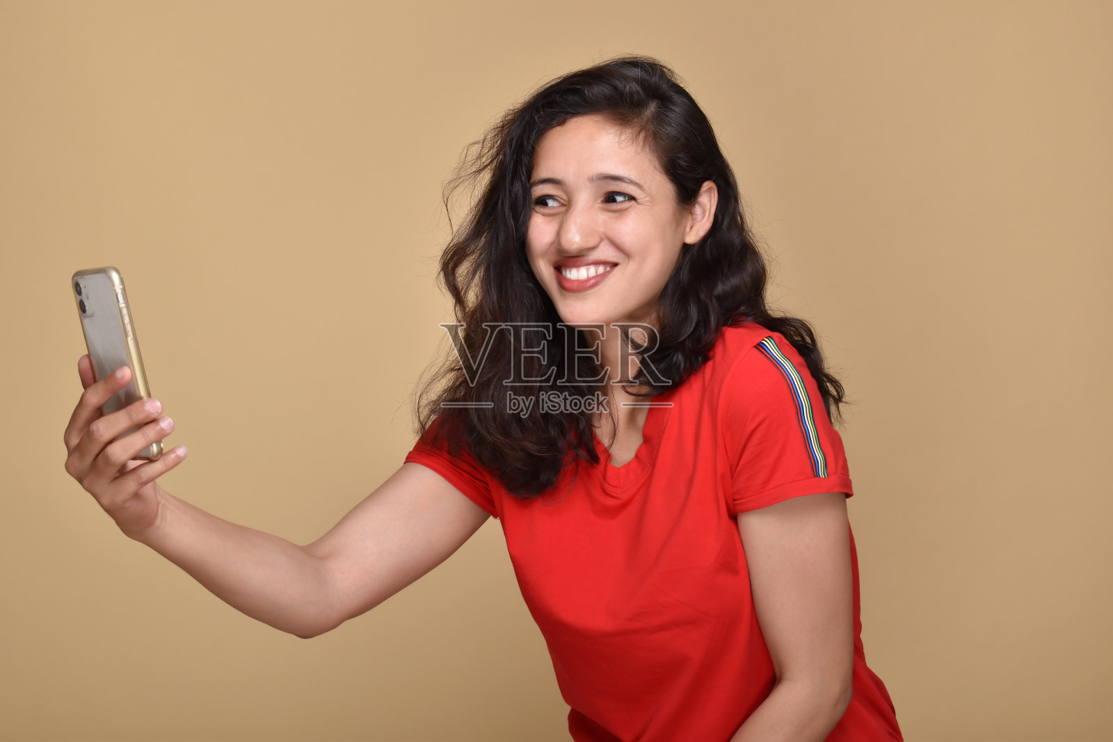 年轻女子用智能手机进行视频通话照片摄影图片