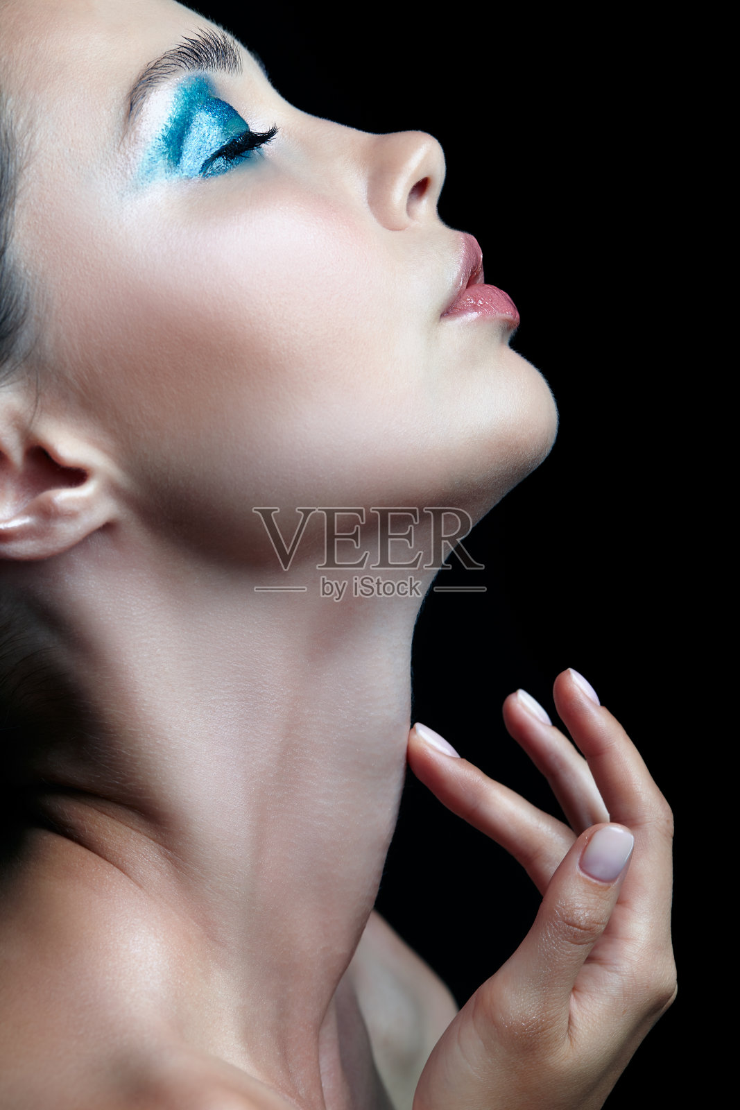 年轻女子完美的皮肤和蓝绿色烟熏妆眼影照片摄影图片