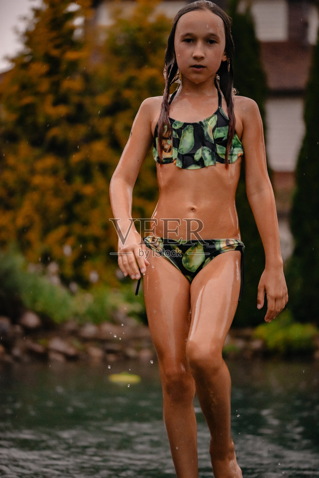 孩子在池塘里洗澡。照片摄影图片