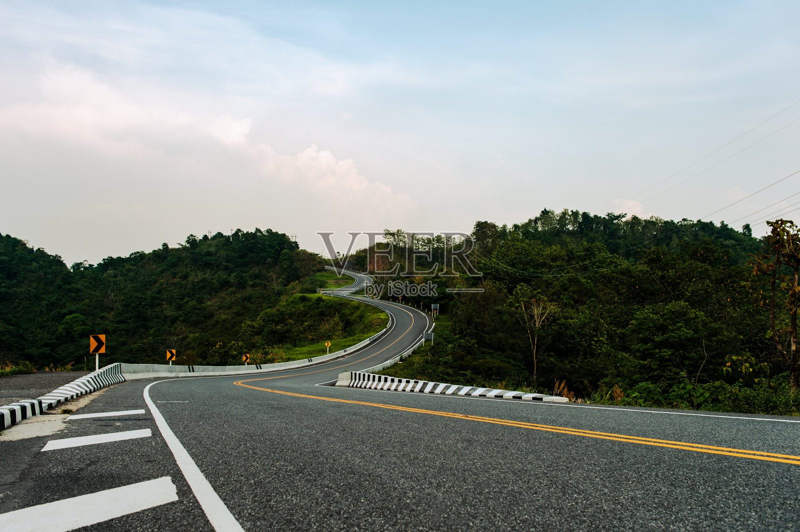 美丽的道路看起来像3号，有晴朗的天空和山景，山景，道路哟山照片摄影图片