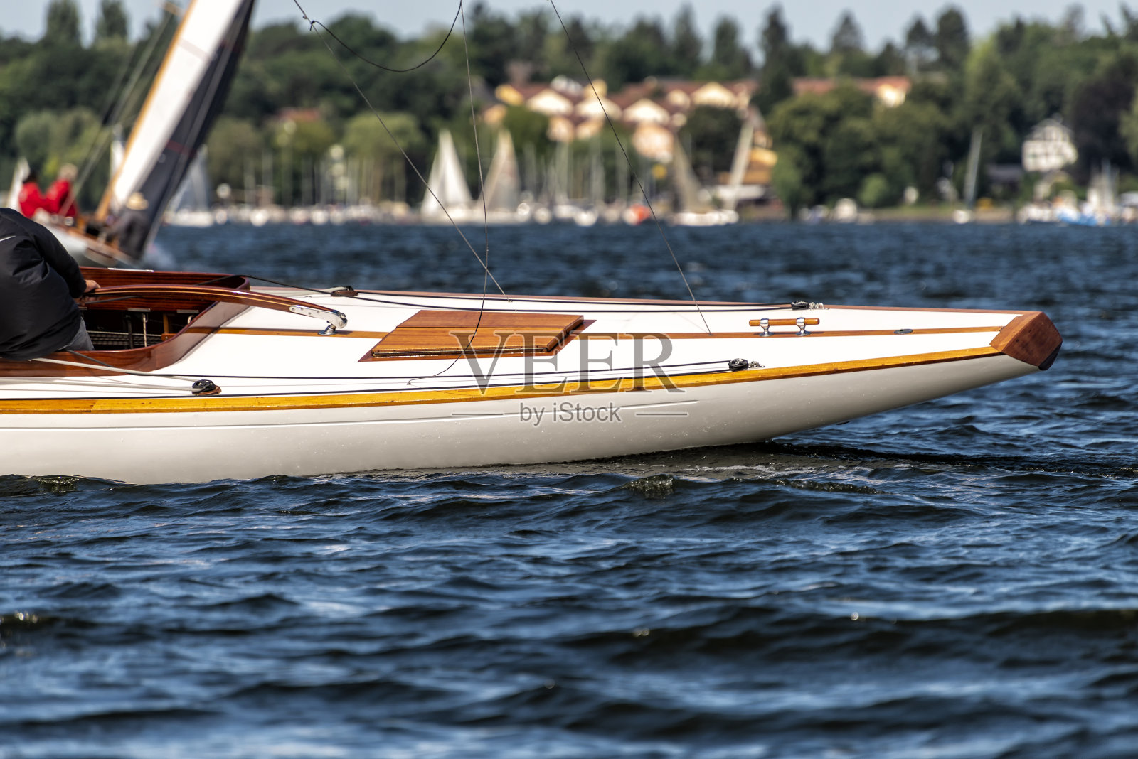 湖上一艘经典帆船的船尾照片摄影图片