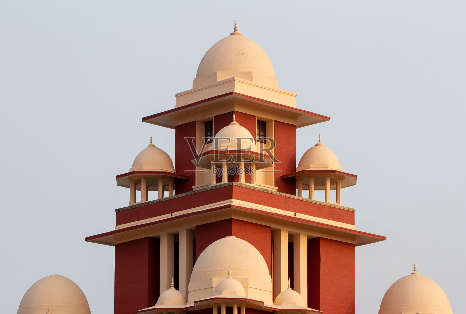 历史建筑与天空背景沿着滨海海滩，金奈，泰米尔纳德邦，印度。照片摄影图片