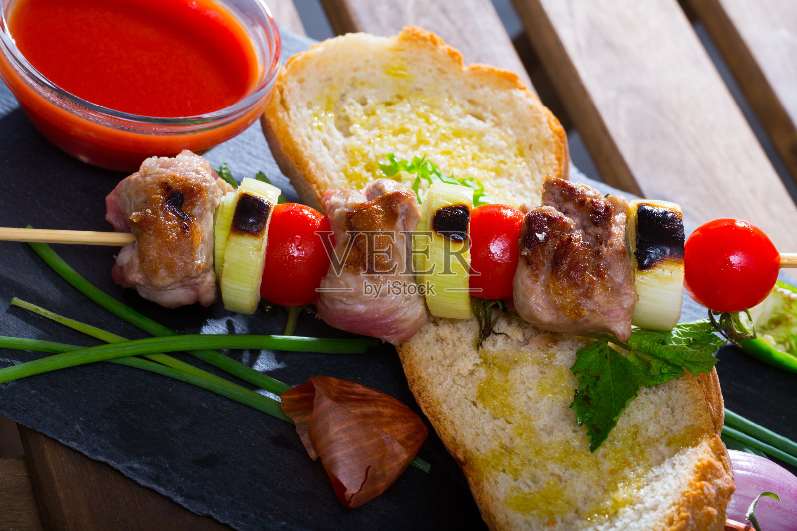 烤肉串上的羊肉片照片摄影图片