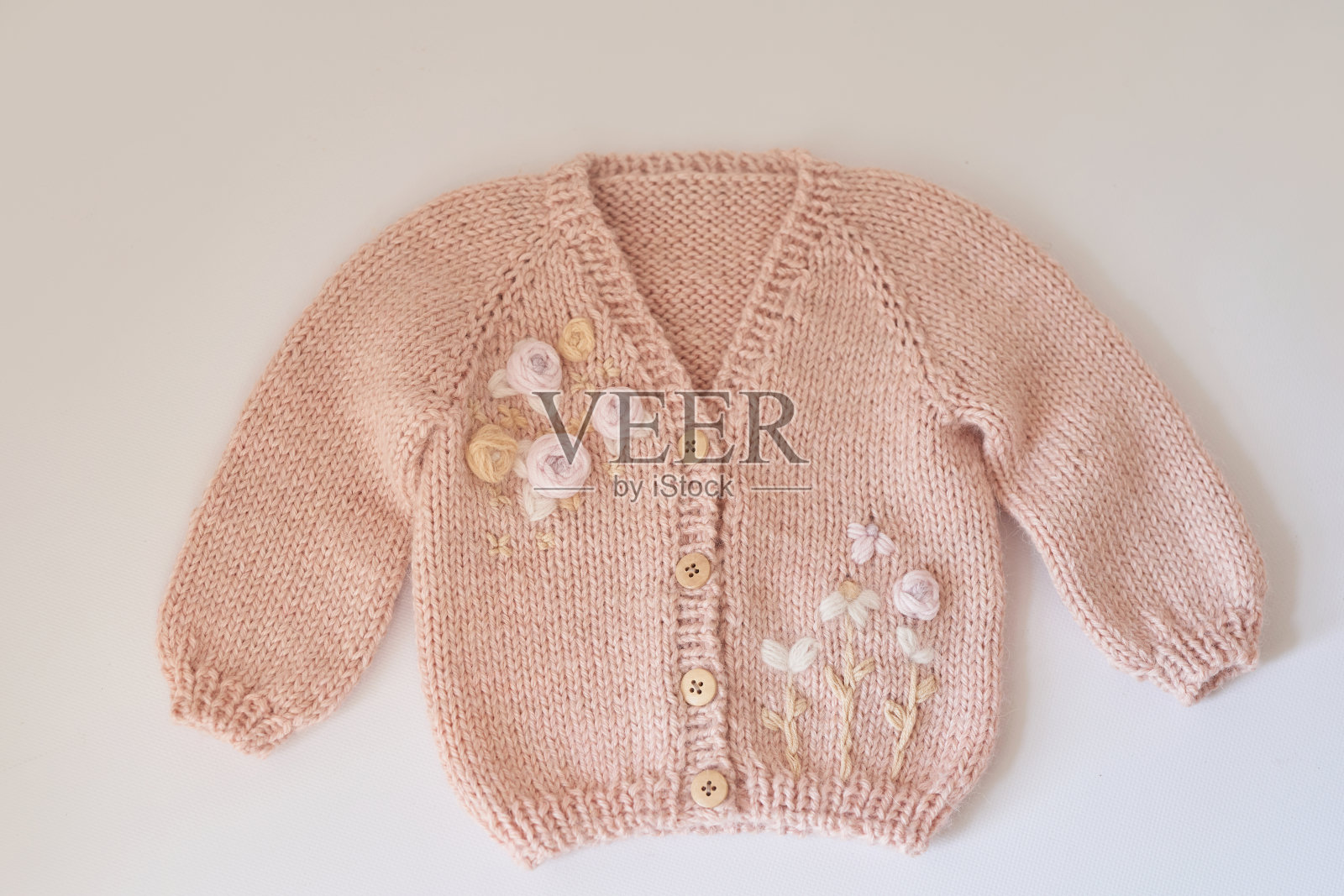 编织儿童服装及配件。刺绣和针织。爱好和创造力。儿童针织。手工制作的。爱好和创造力。毛衣有刺绣照片摄影图片