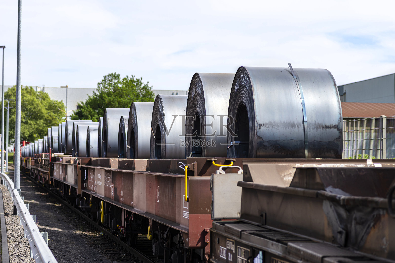 大金属片:由火车头拉着的货车上的大金属片卷照片摄影图片